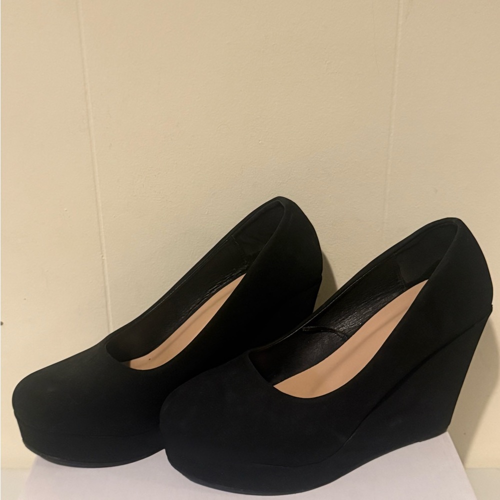 Elegant Black Wedge Heels - Picture 2 of 4
